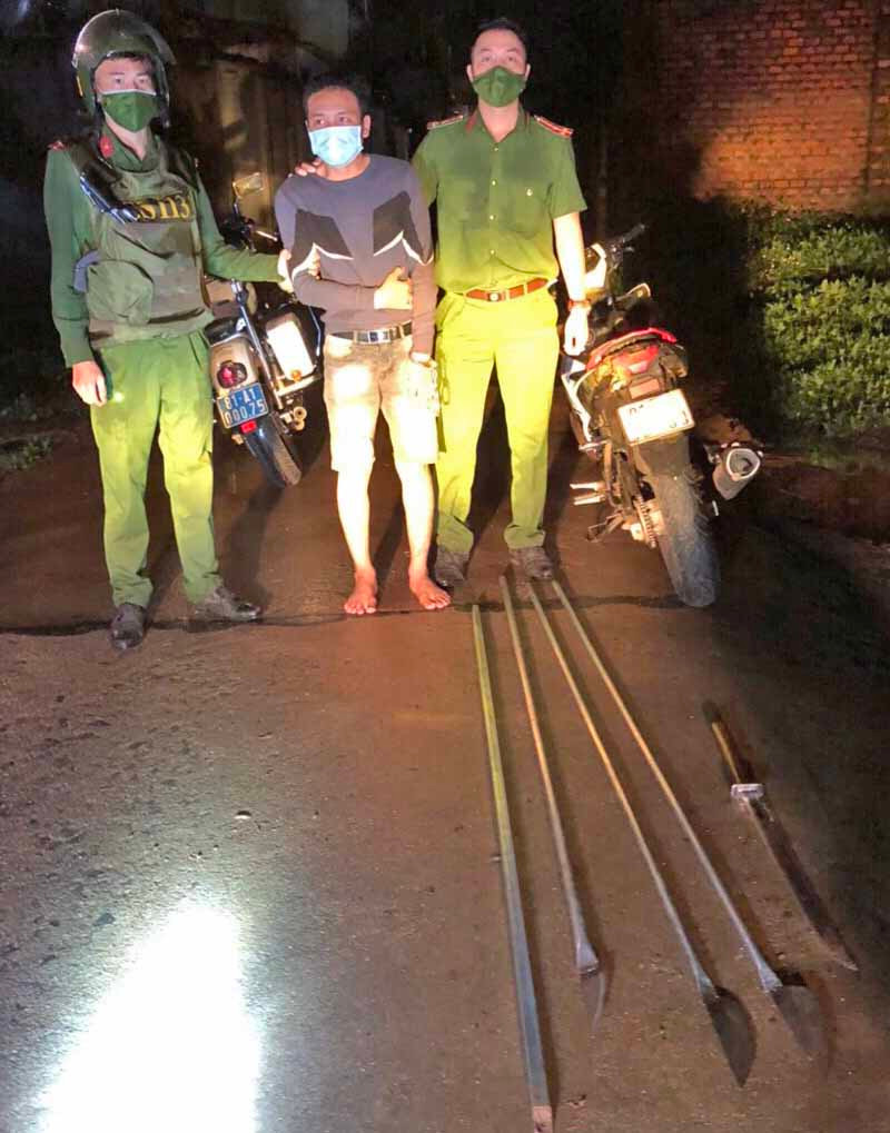 Đối tượng Chánh cùng số hung khí bị thu giữ Ảnh Văn Đồng