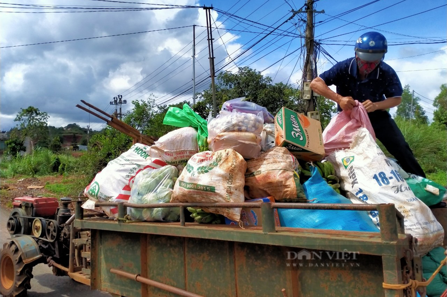 Từng ít nông sản mà nông dân Đắk Nông góp lại đã trở thành những chuyến xe đầy nghĩa tình. Ảnh: Duy Hậu.