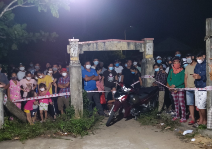  Người dân tụ tập theo dõi vụ việc