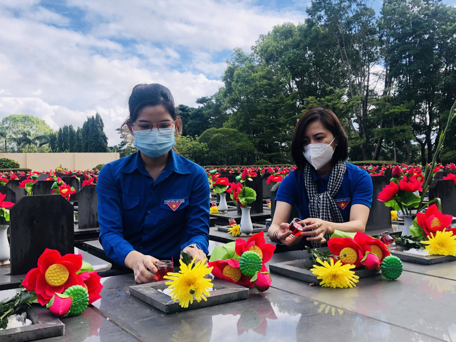 Chiều 26-7, các đoàn viên, thanh niên trong tỉnh đã cùng nhau lau dọn và đặt hoa cúc vàng lên phần mộ các liệt sĩ.