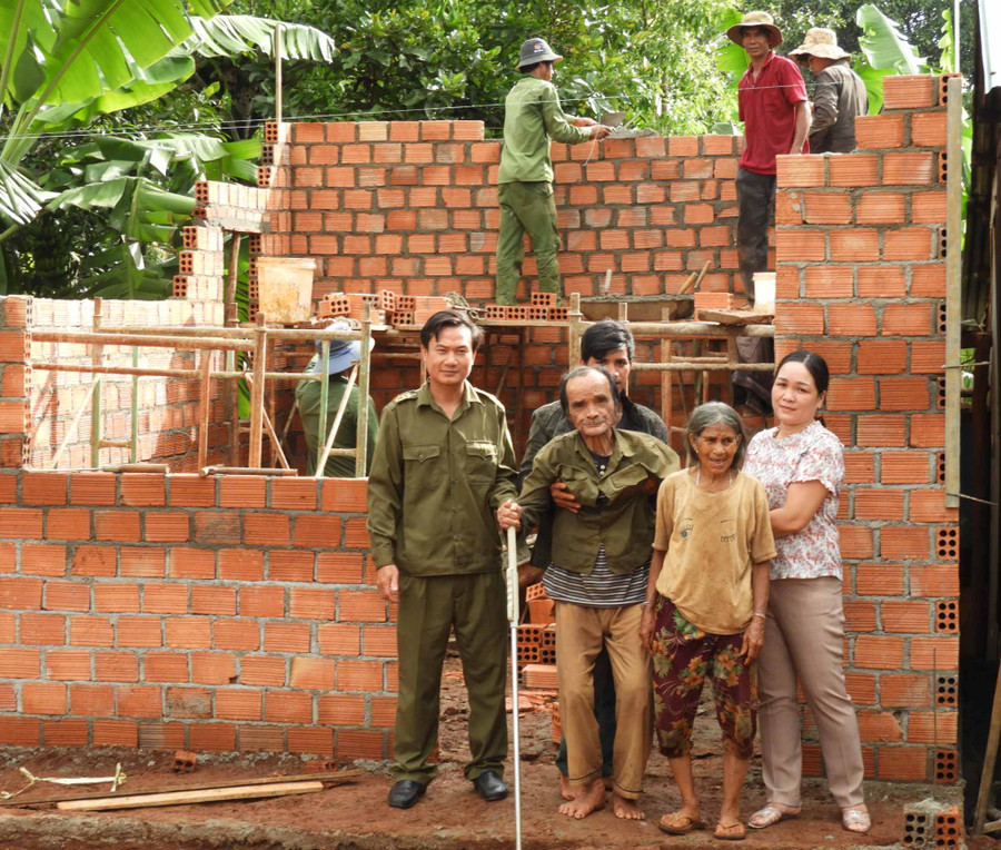 Xây dựng nhà tình nghĩa cho ông Puih Tul, đối tượng bị địch bắt tù đày tại làng Yam, thị trấn Ia Kha, huyện Ia Grai năm 2020.