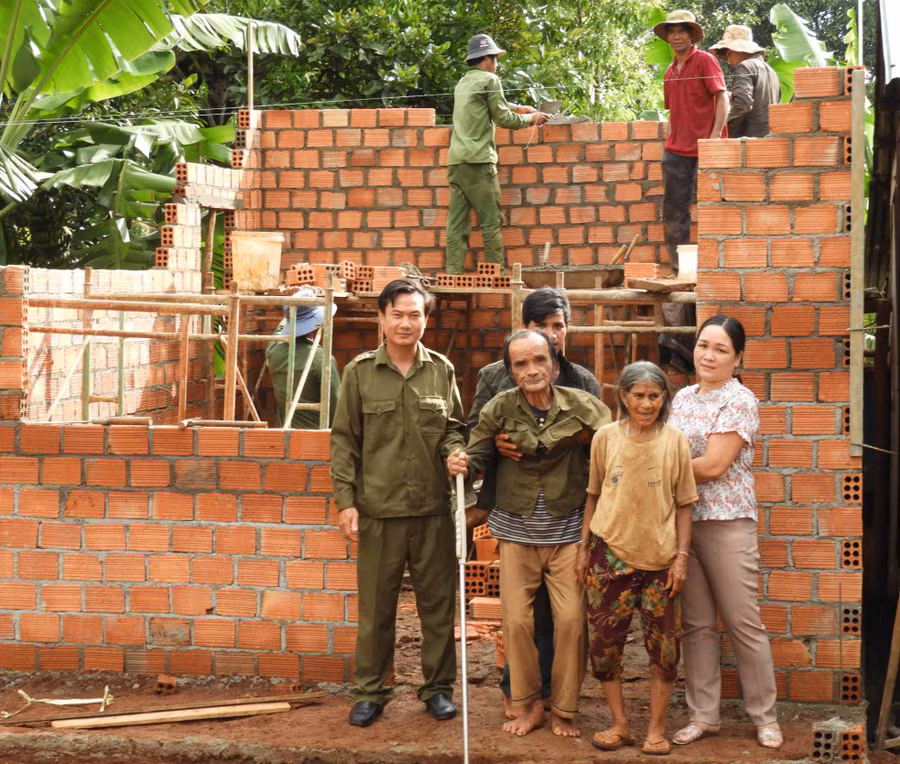 Xây dựng nhà tình nghĩa cho ông Puih Tul, đối tượng bị địch bắt tù đày tại làng Yam, thị trấn Ia Kha, huyện Ia Grai năm 2020.