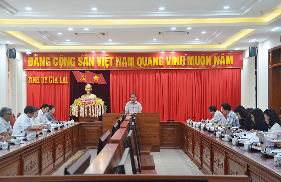 Đồng chí Châu Ngọc Tuấn-Phó Bí thư Thường trực Tỉnh ủy, Chủ tịch HĐND tỉnh khóa XI (nhiệm kỳ 2016-2021) làm việc với Tổ xây dựng dự thảo Nghị quyết của Ban Chấp hành Đảng bộ tỉnh về chương trình trọng tâm thứ nhất vào tháng 3-2021. Ảnh: Phương Linh Đồng chí Châu Ngọc Tuấn-Phó Bí thư Thường trực Tỉnh ủy, Chủ tịch HĐND tỉnh khóa XI (nhiệm kỳ 2016-2021) làm việc với Tổ xây dựng dự thảo Nghị quyết của Ban Chấp hành Đảng bộ tỉnh về chương trình trọng tâm thứ nhất vào tháng 3-2021. Ảnh: Phương Linh