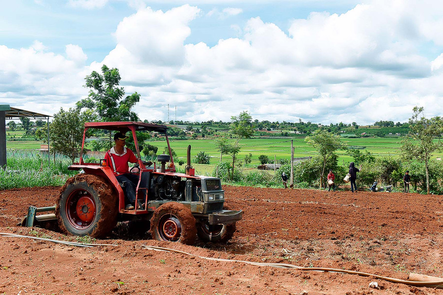 2.Nông dân xã An Phú ứng dụng máy móc vào làm đất giúp giảm công sức lao động, nâng cao hiệu quả sản xuất.