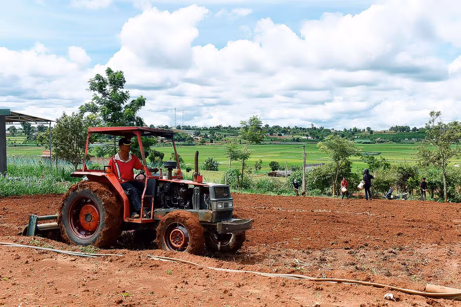 2.Nông dân xã An Phú ứng dụng máy móc vào làm đất giúp giảm công sức lao động, nâng cao hiệu quả sản xuất.