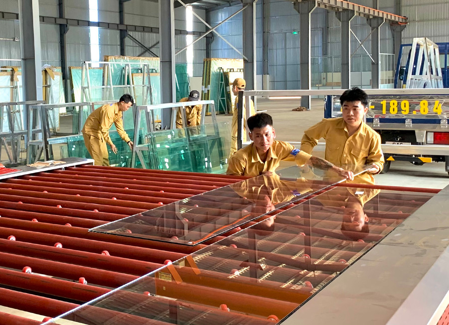 Công nhân làm việc tại Nhà máy sản xuất kính cường lực Phúc Thịnh Hoàng (Khu công nghiệp Trà Đa, ảnh chụp tháng 4-2021). Ảnh: Hà Duy Công nhân làm việc tại Nhà máy sản xuất kính cường lực Phúc Thịnh Hoàng (Khu công nghiệp Trà Đa, ảnh chụp tháng 4-2021). Ảnh: Hà Duy