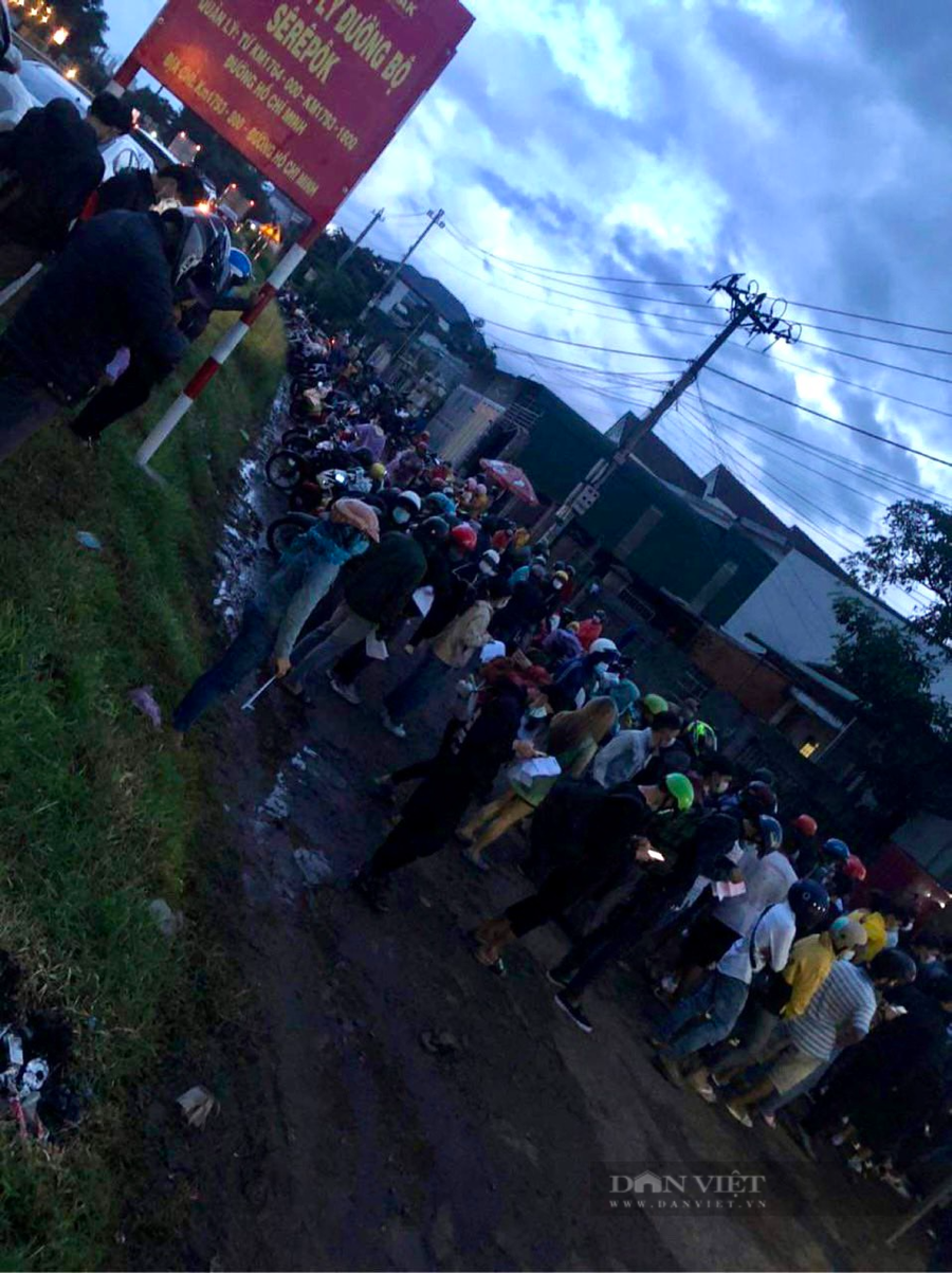 Tại chốt kiểm dịch xã Hòa Phú có thời điểm quá tải vì lượng người đổ về rất đông. (Ảnh: N.G)