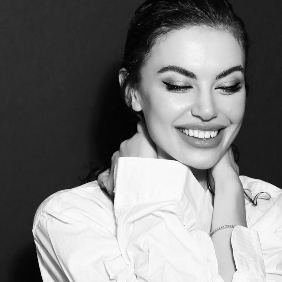 Những bức ảnh được nàng hậu đăng tải lên Instagram đều có không ít những bình luận nhận xét cô giống minh tinh phim Ông bà Smith. ẢNH: INSTAGRAM NV