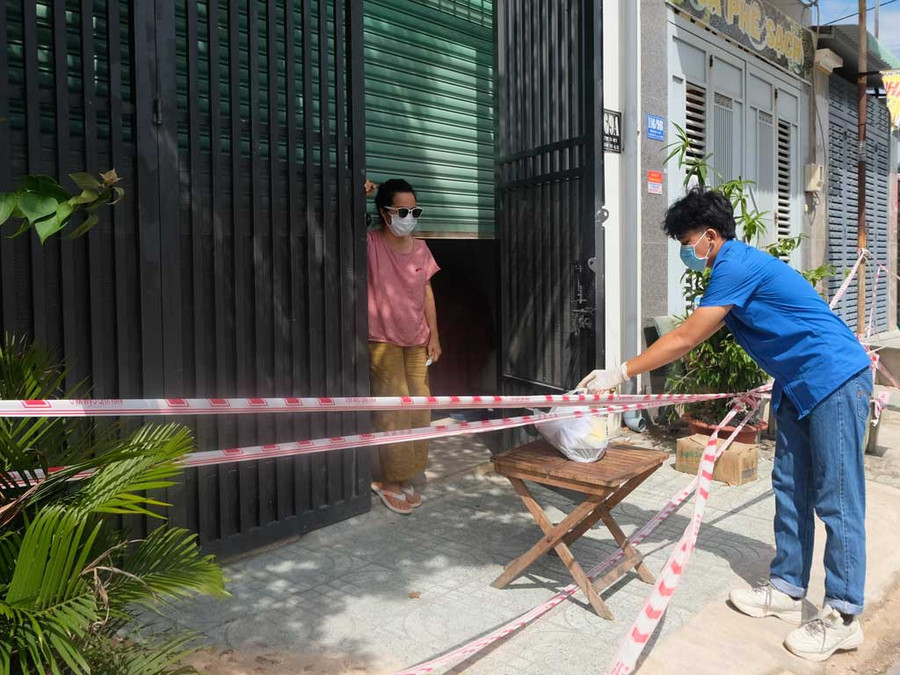 Hàng hóa sau khi mua xong, sẽ được để ở bàn trước hàng rào phong tỏa. ẢNH: SONG MAI