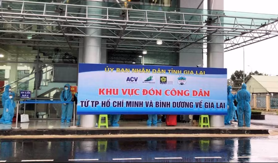 Phân luồng công dân để đưa về khu cách ly tập trung. Ảnh: Như Nguyện