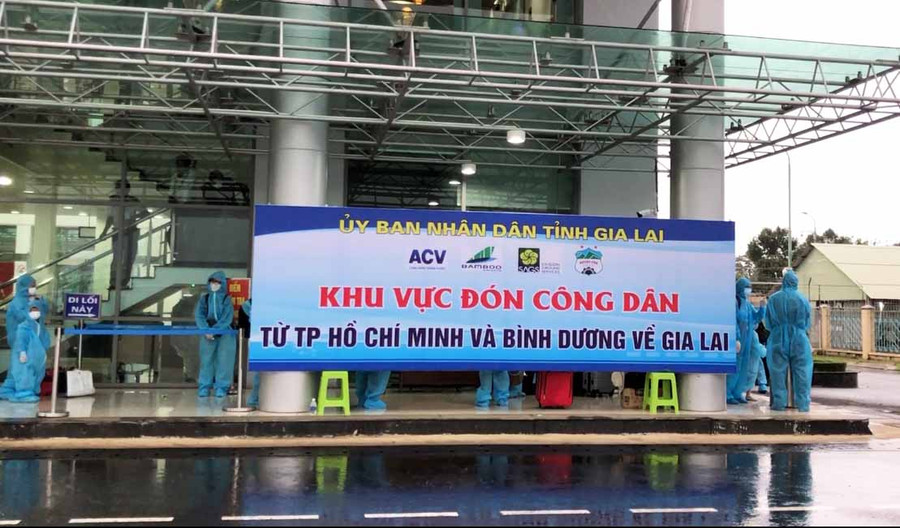 Phân luồng công dân để đưa về khu cách ly tập trung. Ảnh: Như Nguyện