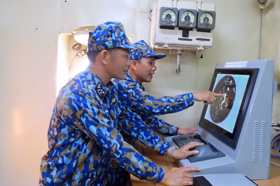 Kíp chiến đấu trên tàu hộ vệ săn ngầm thuộc lữ đoàn 171. ẢNH: MAI THANH HẢI