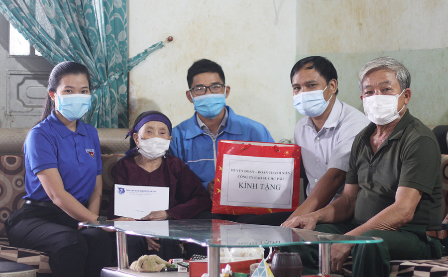 Huyện Đoàn Chư Păh, Đoàn Thanh niên Công ty TNHH một thành viên Cao su Chư Păh thăm, tặng quà cho Mẹ Việt Nam Anh hùng Lưu Thị Sinh (thứ 2 từ trái sang, tổ 1, thị trấn Ia Ly). Ảnh: Phan Lài Huyện Đoàn Chư Păh, Đoàn Thanh niên Công ty TNHH một thành viên Cao su Chư Păh thăm, tặng quà cho Mẹ Việt Nam Anh hùng Lưu Thị Sinh (thứ 2 từ trái qua, tổ dân phố 1, thị trấn Ia Ly). Ảnh: Phan Lài