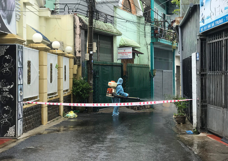 Lực lượng Y tế TP. Pleiku tiến hành phun khử khuẩn khu vực bệnh nhân H.V.Đ. (bệnh nhân 95028) sinh sống ở tổ 1, phường Tây Sơn. Ảnh: Như Nguyện Lực lượng Y tế TP. Pleiku tiến hành phun khử khuẩn khu vực bệnh nhân bệnh H.V.Đ. (bệnh nhân 95028, (SN 1968, địa chỉ tại phường Tây Sơn, TP. Pleiku) sinh sống. Ảnh: Như Nguyện