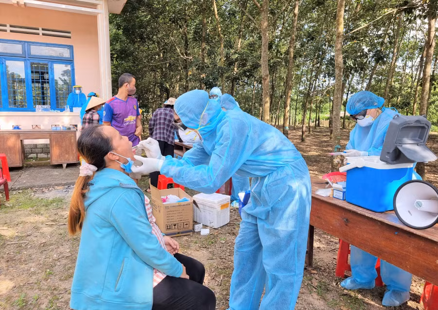 Lấy mẫu xét nghiệm Covid-19 cho người dân H. Đạ Tẻh - Ảnh: Trùng Dương