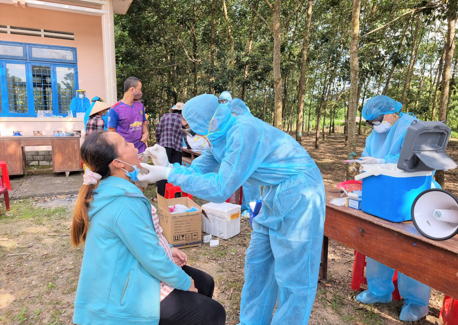 Lấy mẫu xét nghiệm Covid-19 cho người dân H. Đạ Tẻh - Ảnh: Trùng Dương
