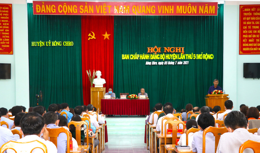 Quang cảnh hội nghị. Ảnh: Ngọc Minh 2 tổ chức Đảng đạt tiêu chuẩn “Trong sạch, vững mạnh” tiêu biểu 5 năm liền (2016-2020) được nhận cờ của Ban Thường vụ Tỉnh ủy. Ảnh: Ngọc Minh