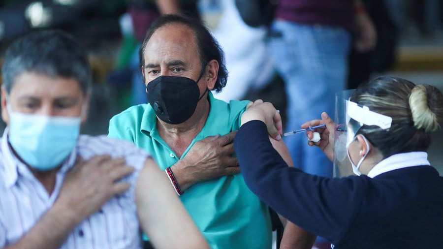 Người tiêm vắc xin tại Mexico - Ảnh: Reuters