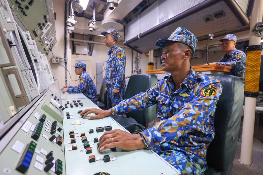 Kíp chiến đấu trong trung tâm chỉ huy của tàu hộ vệ săn ngầm 18, Lữ đoàn 171. ẢNH: NGÔ TRẦN HẢI AN