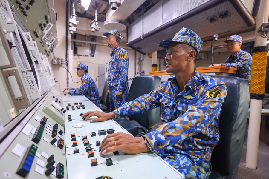 Kíp chiến đấu trong trung tâm chỉ huy của tàu hộ vệ săn ngầm 18, Lữ đoàn 171. ẢNH: NGÔ TRẦN HẢI AN