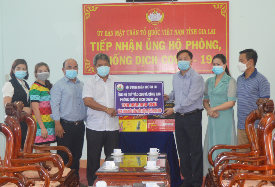  Đại diện Hội Doanh nhân trẻ tỉnh trao tiền ủng hộ công tác phòng-chống dịch Covid-19. Ảnh: Phương Dung