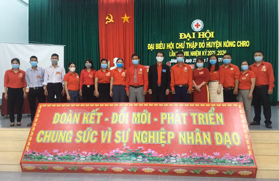Ban Chấp hành Hội Chữ thập đỏ huyện Kông Chro lần thứ VIII, nhiệm kỳ 2021-2026 ra mắt Đại hội. Ảnh: Hồng Ngọc