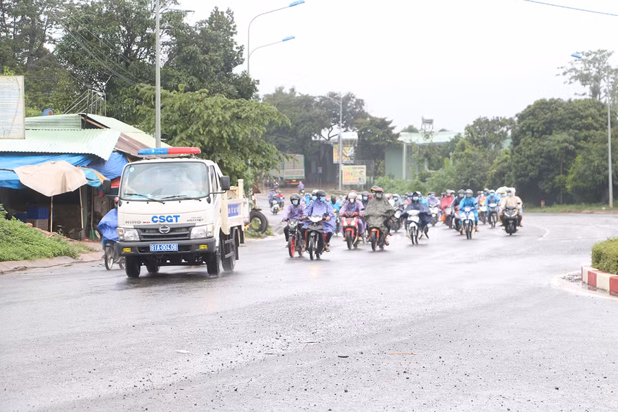Đoàn công dân Gia Lai được hộ tống đi huyện Đức Cơ để thực hiện cách ly tập trung. Ảnh: Quang Tấn