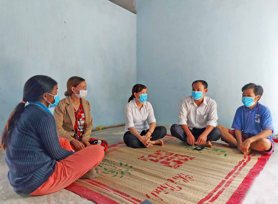 Các đoàn thể xã Kông Lơng Khơng tuyên truyền người dân nhằm ngăn ngừa nạn tự tử. Ảnh: M.T
