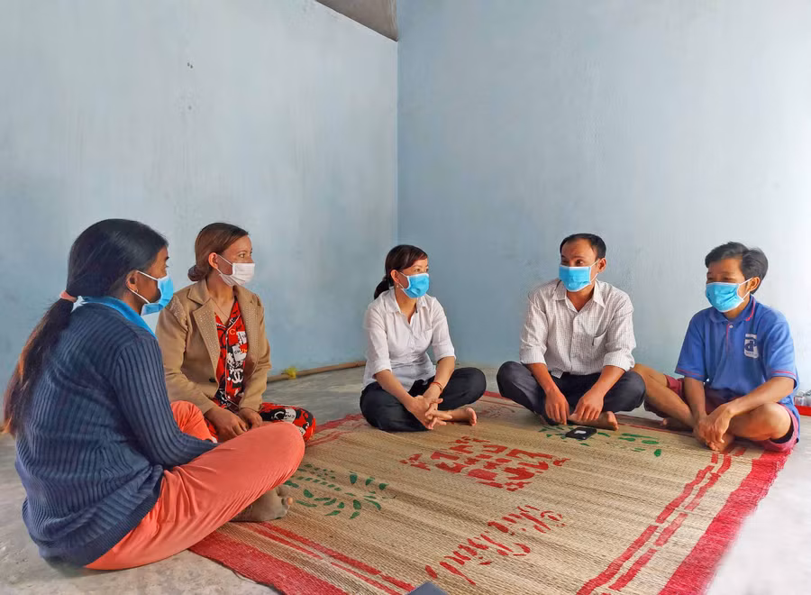 Các đoàn thể xã Kông Lơng Khơng tuyên truyền người dân nhằm ngăn ngừa nạn tự tử. Ảnh: M.T