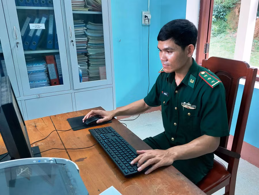 Thượng úy Rmah Trung luôn miệt mài với công việc. Ảnh: Vĩnh Hoàng