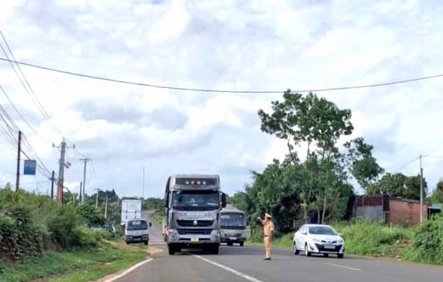 Lực lượng Cảnh sát Giao thông Công an huyện Chư Păh điều tiết phương tiện di chuyển theo hướng tuyến tránh. Ảnh: Lê Hòa