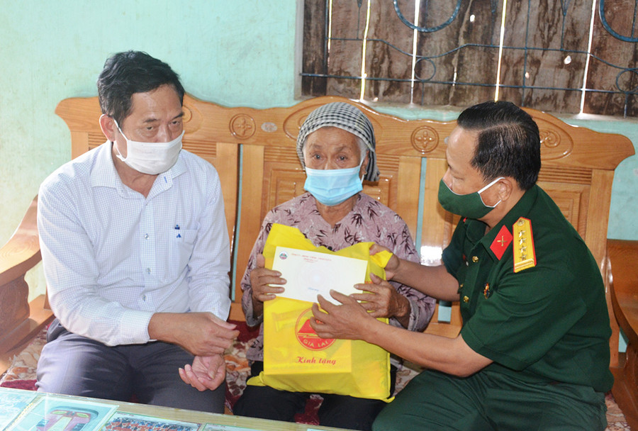 Đại tá Lê Kim Giàu gửi lời thăm hỏi và tặng quà gia đình bà Đinh Thị Niến