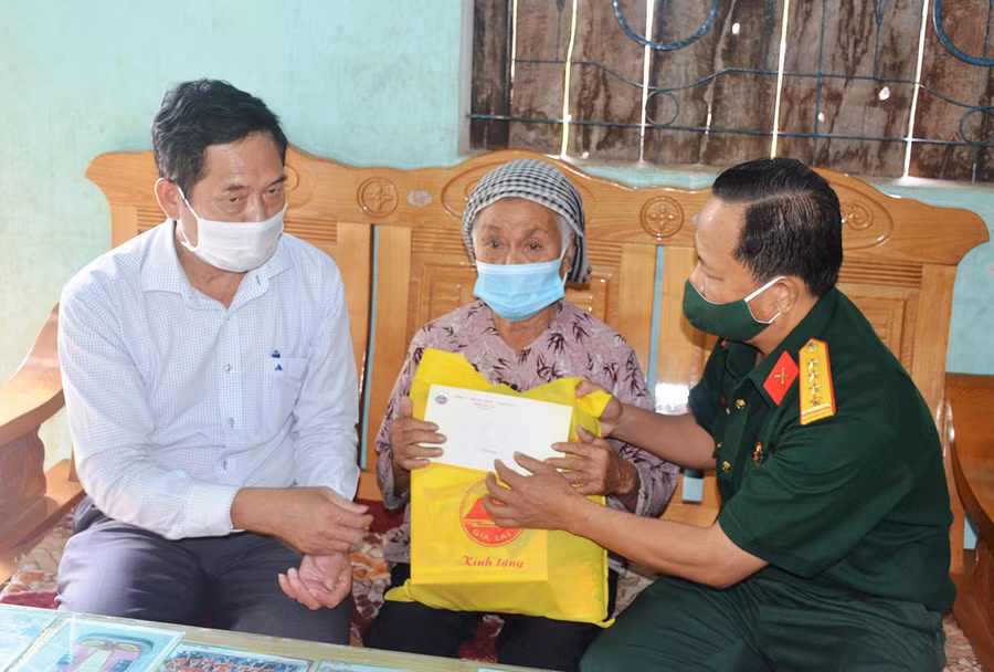 Đại tá Lê Kim Giàu gửi lời thăm hỏi và tặng quà gia đình bà Đinh Thị Niến