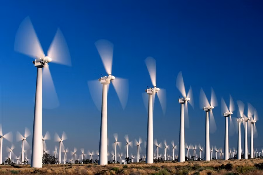 Theo kế hoạch, dự án nhà máy điện gió Cầu đất sẽ lặp đặt trên 15 tuabin. Các tuabin có tháp cao 80m, đường kính cánh quạt 100m, tốc độ quay của tuabin khoảng 10-18 vòng/phút.