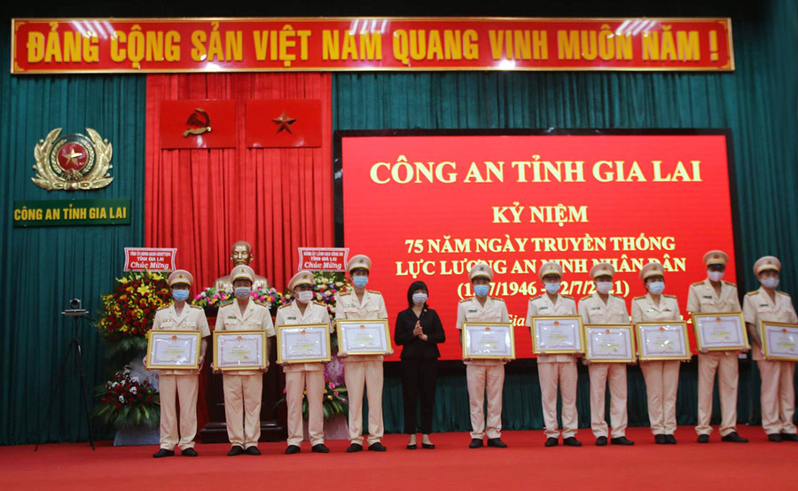 Phó Chủ tịch UBND tỉnh Nguyễn Thị Thanh Lịch trao bằng khen của Chủ tịch UBND tỉnh cho các tập thể có thành tích xuất sắc. Ảnh: Lê Anh Phó Chủ tịch UBND tỉnh Nguyễn Thị Thanh Lịch tặng bằng khen của Chủ tịch UBND tỉnh cho các tập thể có thành tích xuất sắc. Ảnh: Lê Anh