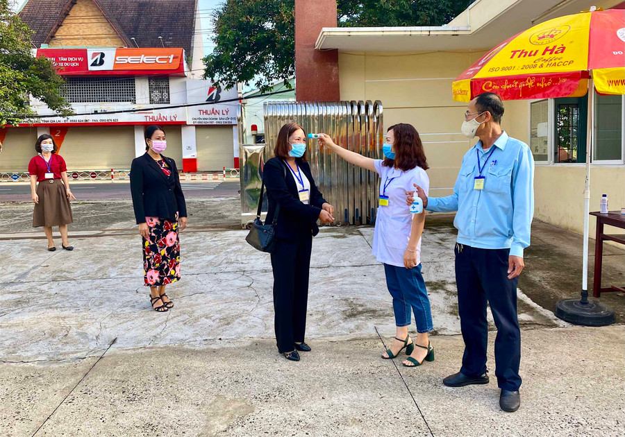 Cán bộ chấm thi được kiểm tra thân nhiệt và sát khuẩn lúc đầu giờ mỗi buổi làm việc nhằm đảm bảo an toàn phòng dịch Covid-19. Ảnh: Hồng Thi Cán bộ chấm thi được kiểm tra thân nhiệt và sát khuẩn vào đầu mỗi buổi làm việc nhằm đảm bảo an toàn phòng dịch Covid-19. Ảnh: Hồng Thi