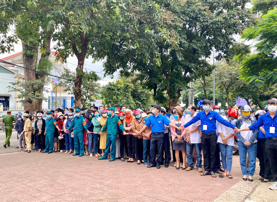 Công tác phân luồng, đảm bảo an ninh trật tự trước các điểm thi được tích cực triển khai. Ảnh Hồng Thi