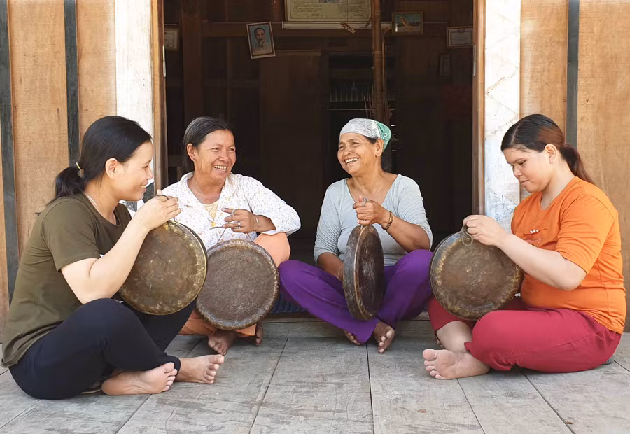 Các thành viên đội chiêng nữ làng Leng thường xuyên tập luyện (ảnh nhân vật cung cấp, chụp trước tháng 4-2021).