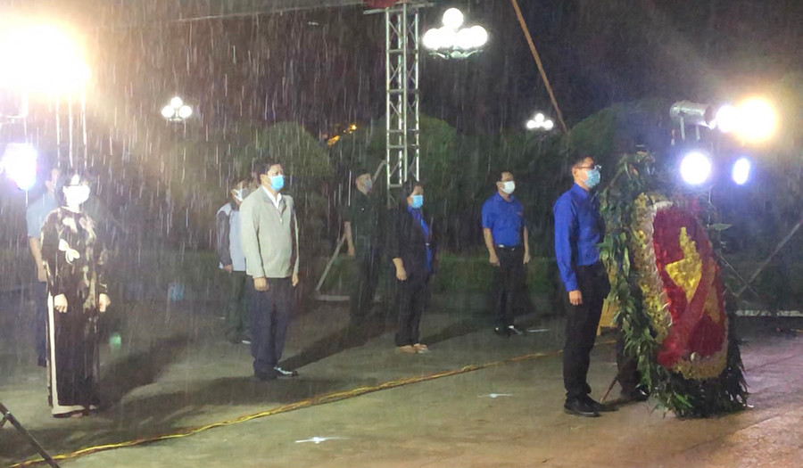 Lễ thắp nến tri ân do Tỉnh Đoàn phối hợp Sở Lao động-Thương binh và Xã hội tỉnh tổ chức diễn ra trong cơn mưa nặng hạt.