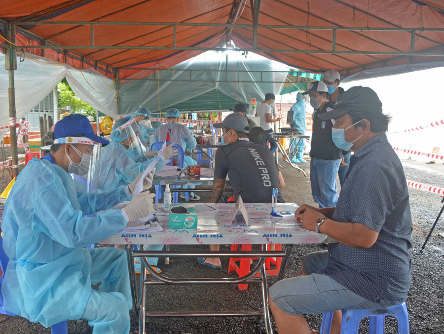  2. Khu vực khai báo y tế cũng được phân thành 4 điểm cho tài xế xe khách, xe tải, xe ô tô và xe máy đồng thời trang bị máy quét QR cho các trường hợp đã khai báo y tế qua mạng.