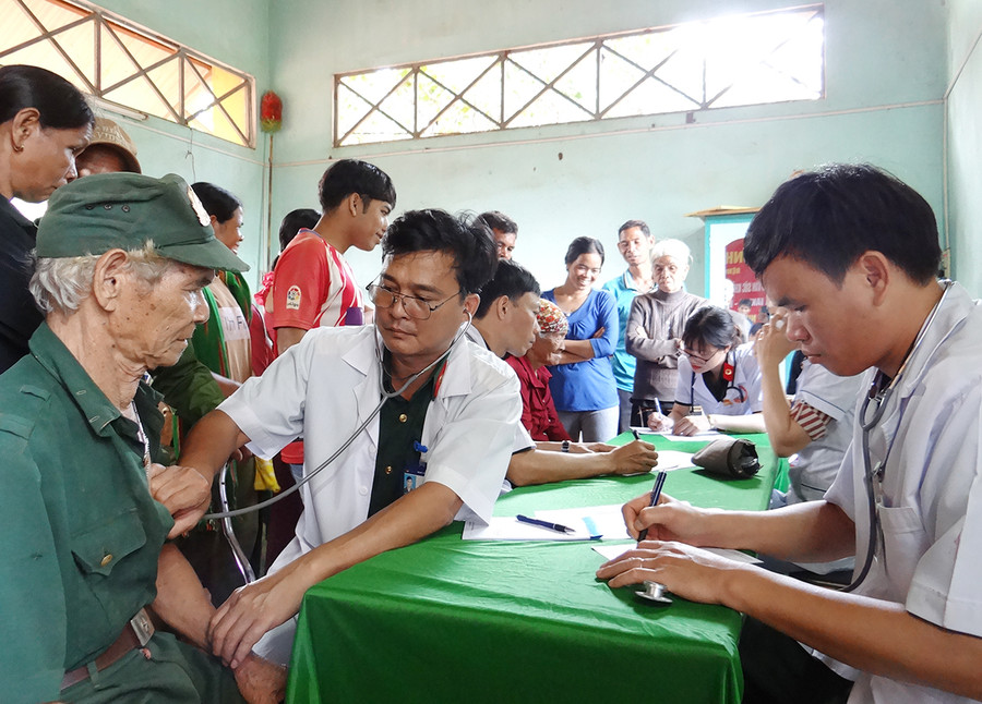 Đoàn viên, thanh niên Bệnh xá Quân dân y Công ty 715 khám bệnh, cấp thuốc miễn phí cho bà con xã Ia O, huyện Ia Grai (ảnh chụp tháng 2-2021). Ảnh: Vĩnh Hoàng Đoàn viên, thanh niên Bệnh xá Quân dân y Công ty 715 khám bệnh và cấp thuốc miễn phí cho bà con xã Ia O, huyện Ia Grai (ảnh chụp tháng 2-2021). Ảnh: Vĩnh Hoàng