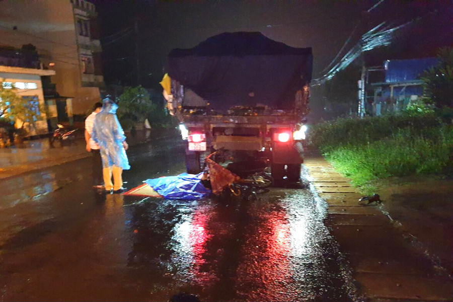 Anh Trung đã tử vong khi tông vào đuôi xe tải. Ảnh: Văn Ngọc