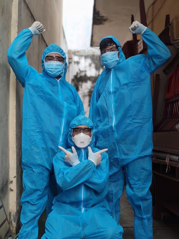 Công việc diễn ra liên tục trong những ngày dịch cao điểm, nhưng Chưng (người ngồi giữa) và các tình nguyện viên vẫn luôn giữ tinh thần vui tươi, lạc quan - Ảnh: NVCC Công việc diễn ra liên tục trong những ngày dịch cao điểm, nhưng Chưng (người ngồi giữa) và các tình nguyện viên vẫn luôn giữ tinh thần vui tươi, lạc quan - Ảnh: NVCC