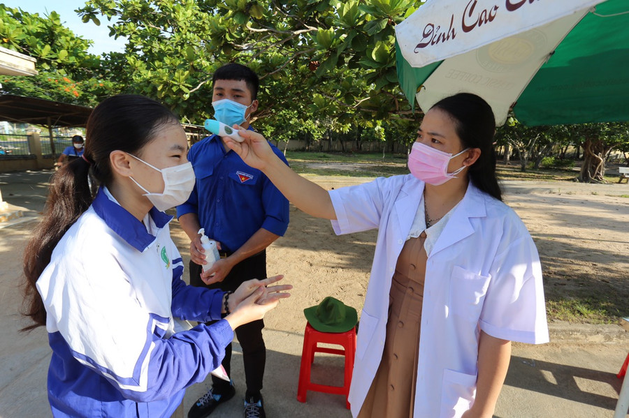 Trái ngược với TP. Pleiku, tiết trời ở huyện Krông Pa trong buổi thi đầu tiên trong xanh, nắng đẹp, tạo phấn khởi cho các thí sinh. Ảnh: Văn Ngọc