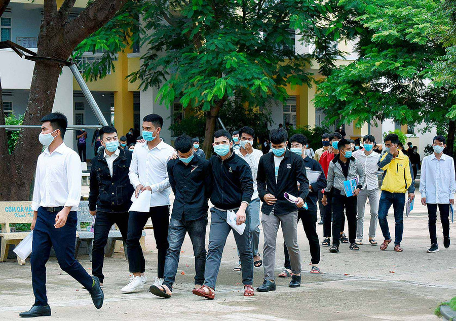 Nhiều thí sinh tại điểm thi Trường THPT chuyên Hùng Vương (TP. Pleiku) buồn bã rời khỏi phòng thi vì làm bài thi tổ hợp không được như mong muốn. Ảnh: Đức Thụy