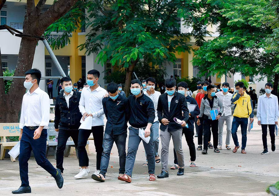 Nhiều thí sinh tại điểm thi Trường THPT chuyên Hùng Vương (TP. Pleiku) buồn bã rời khỏi phòng thi vì làm bài thi tổ hợp không được như mong muốn. Ảnh: Đức Thụy