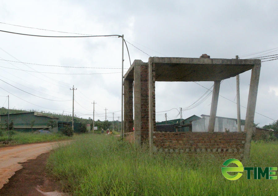 Công ty Đại Gia Thuận mới triển khai làm được nhà bảo vệ rộng khoảng 10m2 mà cũng chưa hoàn thiện - Ảnh: Ngọc Giàu