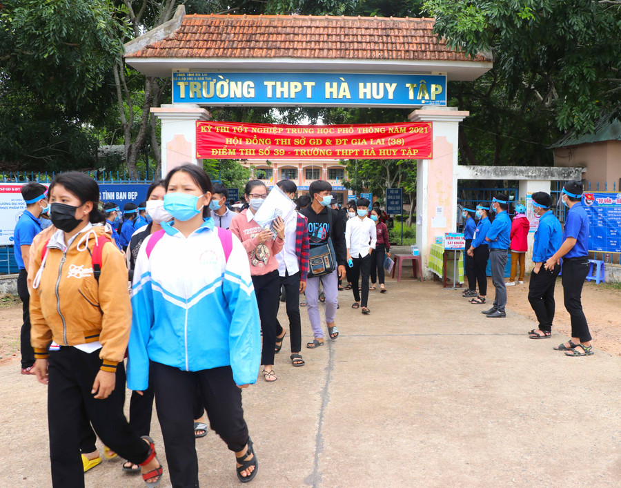 Thí sinh điểm thi Trường THPT Hà Huy Tập (huyện Kông Chro) hoàn thành 2 tổ hợp khoa học xã hội và khoa học tự nhiên. Ảnh Ngọc Minh