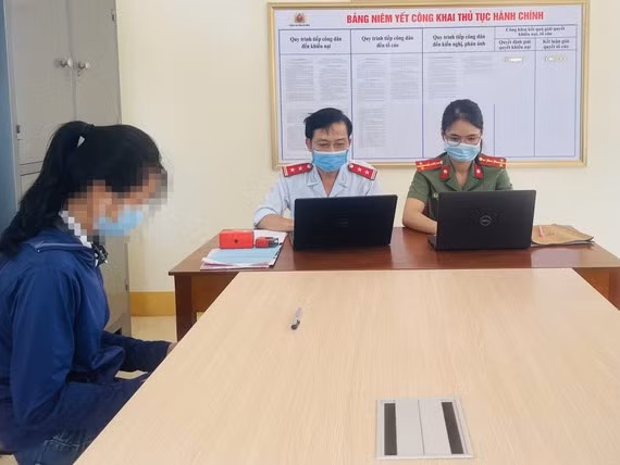  Cơ quan chức năng làm việc với T.T.N.A. Ảnh: Công an Hà Tĩnh cung cấp