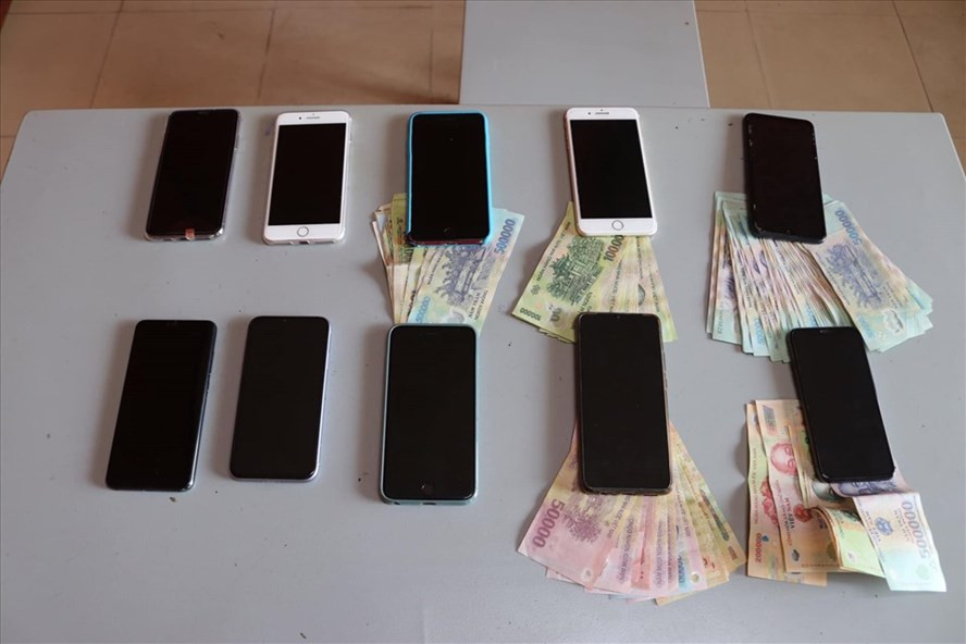 Tang vật công an thu giữ vụ cá cược đá bóng mùa Euro ở Bình Dương. Ảnh: Công an cung cấp